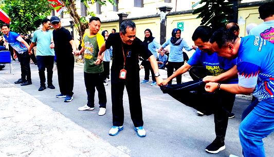 Berbagai Lomba Estafet : diantaranya Estafet Sarung Warnai Peringatan HUT RI ke 80 di Unisri Solo