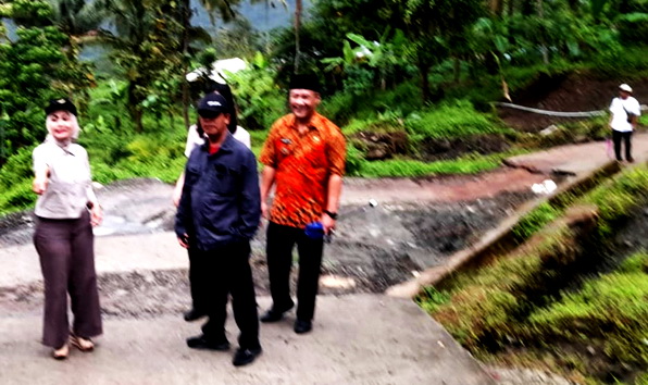 Jalan Penghubung Kecamatan Limbangan dan Singorojo Ambles, Warga Harus Memutar
