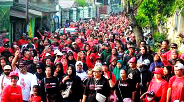 Teguh-Gage Puncak Kampanye Paslon 01 dengan Jalan Sehat Bersama