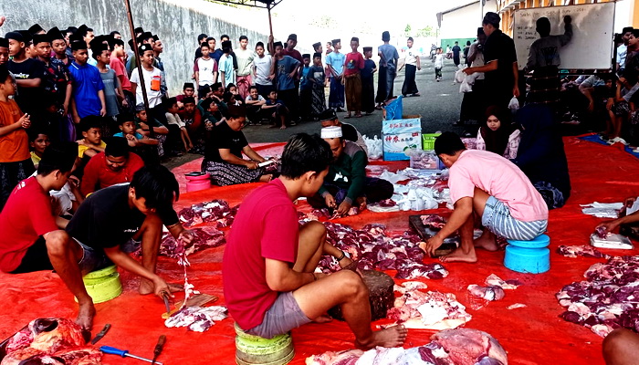 Merayakan Idul Adha, Santri Balekambang Bakar Sate Bareng