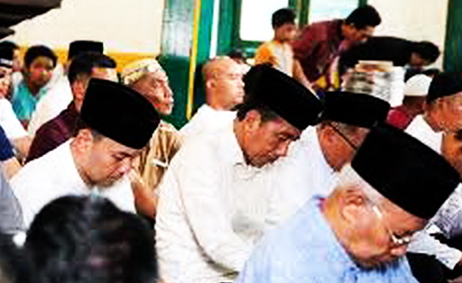 Jokowi Melakukan Salat Jumat di Masjid Al Wustho Solo