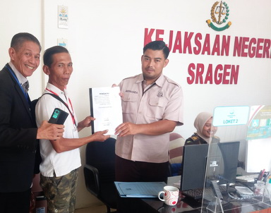 Parwoto didampingi Kuasa Hukumnya Mendatangi Kejaksaan Sragen