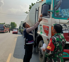Aksi Humanis Polisi Bagi-bagi Nasi Bungkus ke Sopir yang Terjebak Macet di Jalur Pati-Batangan