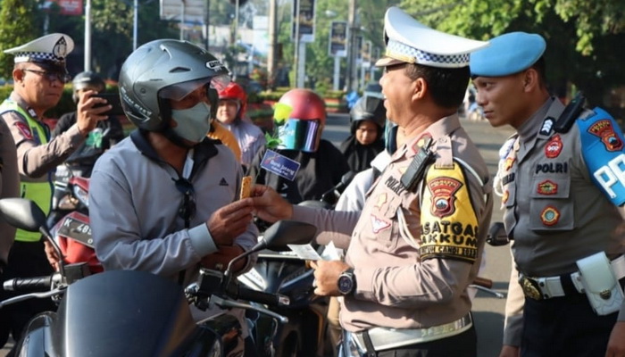 Polresta Pati  Bagikan  helm SNI bagi Pengendara roda dua di Perempatan Puri Pati