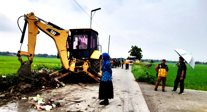 Istri Bupati Kendal, Berharap Masyarakat Tidak Buang Sampah Sembarangan.