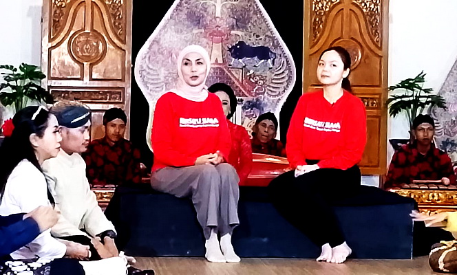 Lewat Pertunjukan Seni, Bupati Kendal Sosialisasikan Permasalahan Sampah