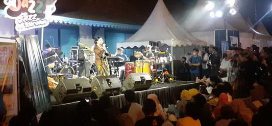 Solo City Jazz Di Pura Mangkunegaran Bikin Penonton Bergoyang Yanyi sambil Joget