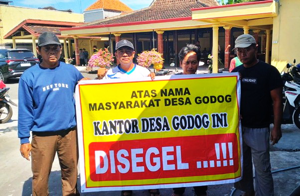 Warga Godog Gruduk Kantor Desa Karena penyalah gunaan Dana Desa (DD)