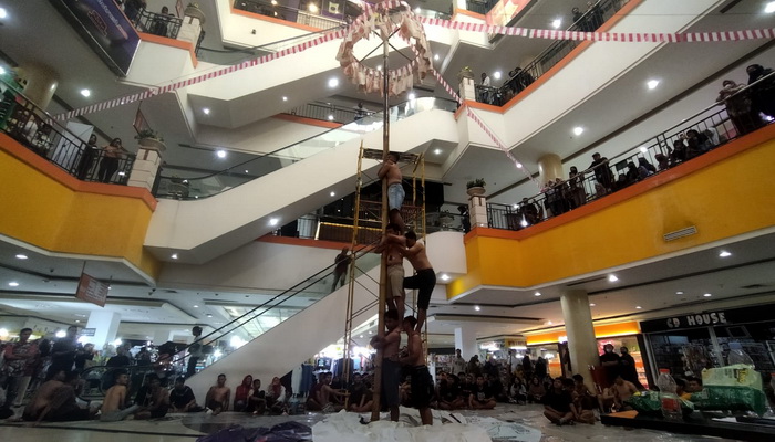 Solo Grand Mall Punya Daya Tarik Panjat Pinang Buat Pengunjung Penasaran