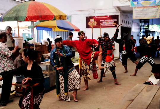 Komunitas Seni Budaya Peringati Hari Tari Sedunia di Kompleks Pasar Kendal